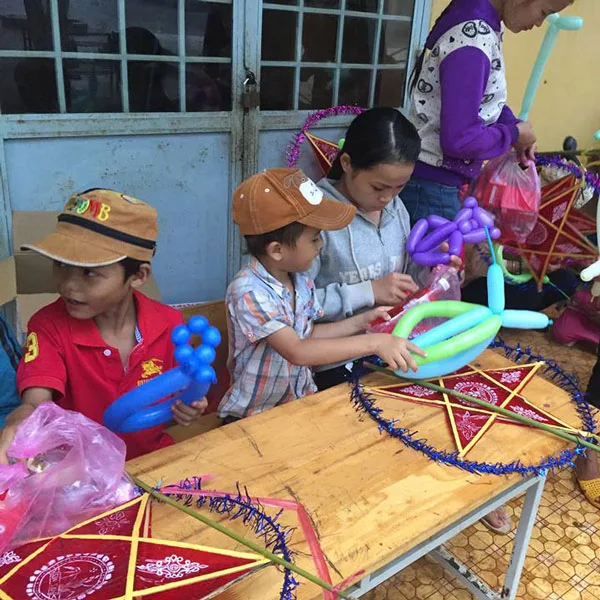 Bé chơi đèn lồng ngôi sao dịp Trung Thu
