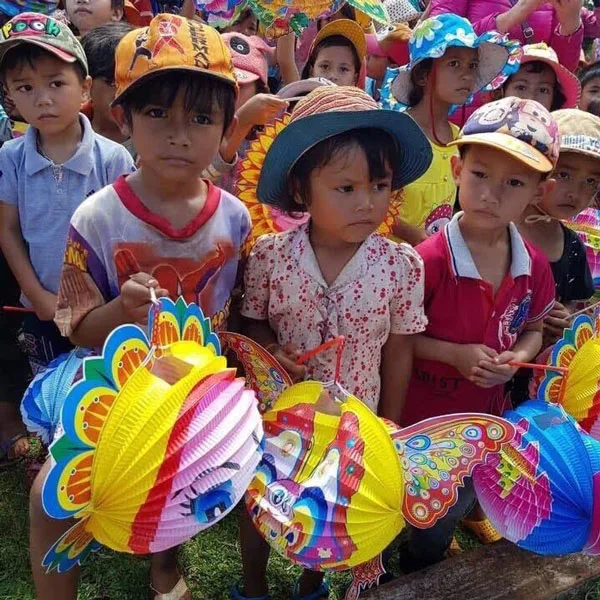 Bé mầm non rước đèn lồng hình thú dịp Trung Thu