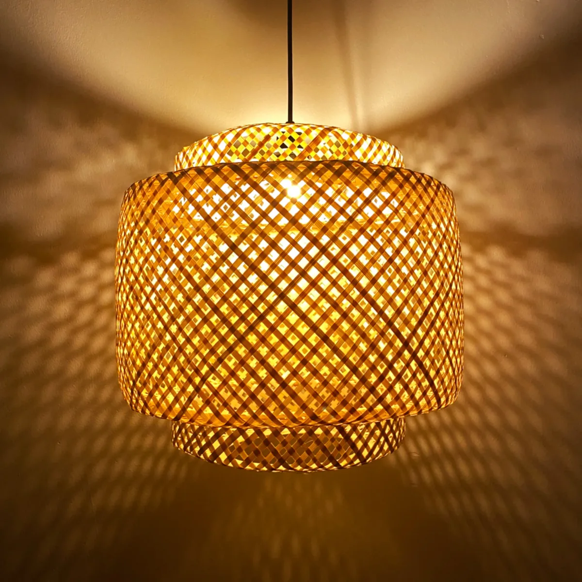 Đèn mây tre đan hình thùng trụ oval đứng đan chéo mộc