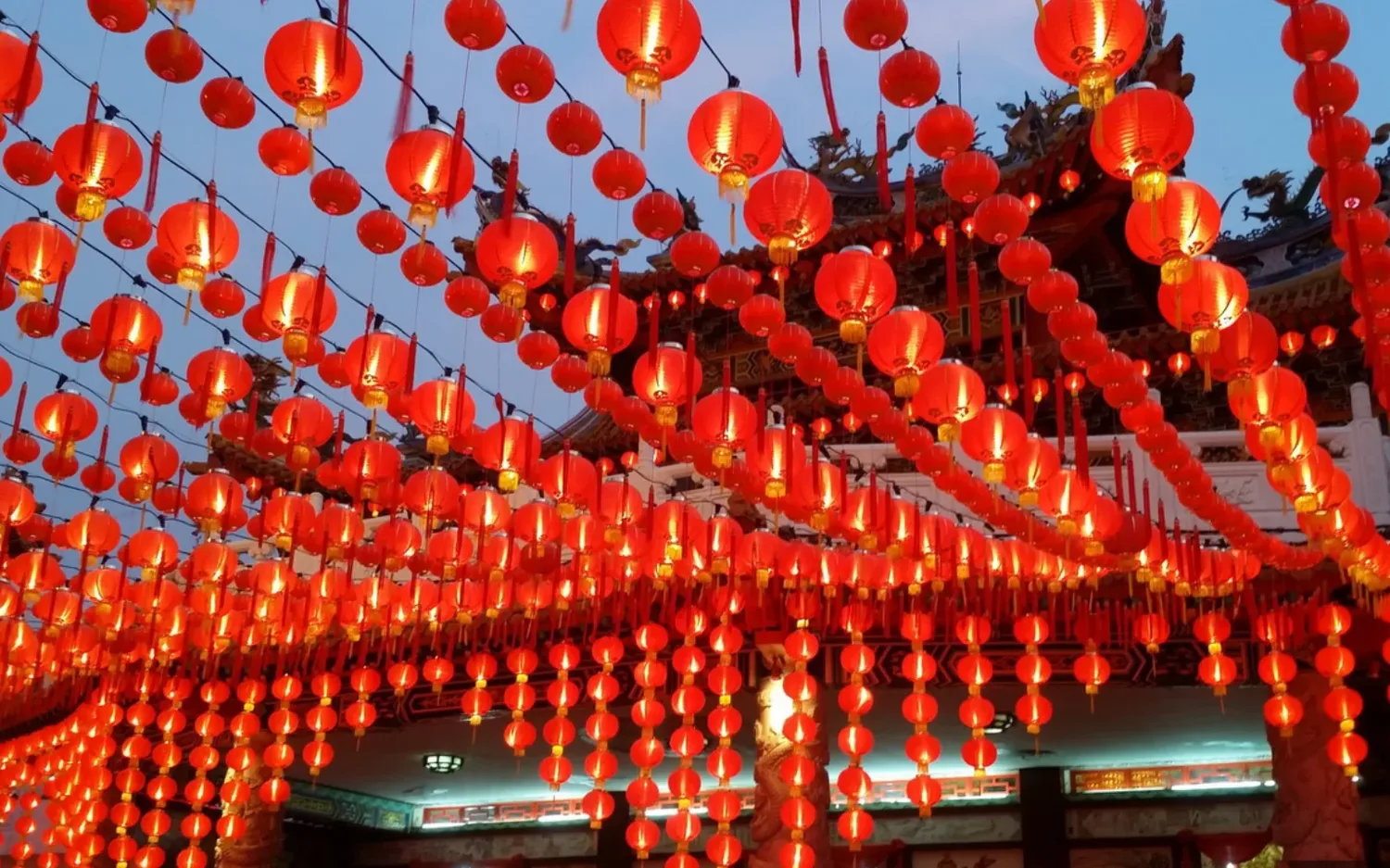 ĐÈN LỒNG TRUNG QUỐC GIÁ RẺ — Dãy lồng đèn đỏ Trung Quốc treo rợp trời mùa lễ hội