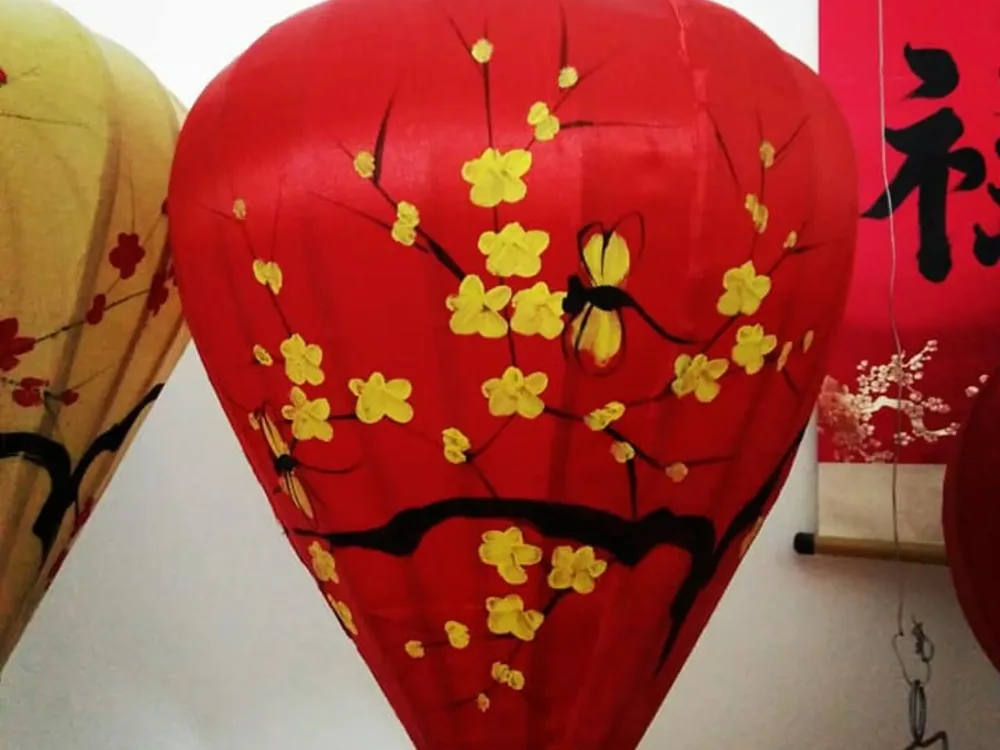 TẾT TRUNG THU — Lồng đèn lụa đỏ hoạ tiết hoa mai chữ Phúc cho Tết truyền thống