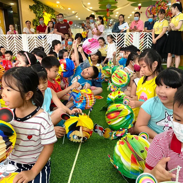 Nhiều bé cầm đèn lồng hình thú trong sự kiện Trung Thu